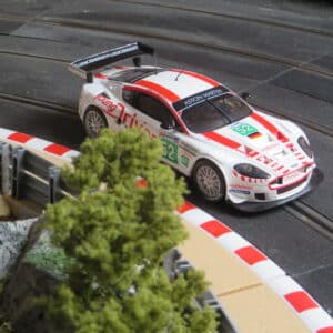 ASTON MARTIN DBR 9